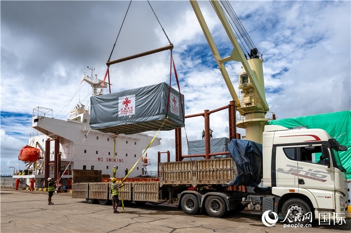 5月25日，當(dāng)?shù)毓と嗽诟劭趶呢涊喩闲遁d援緬第十五批緊急人道主義地震救災(zāi)物資。人民網(wǎng)記者謝佳君攝