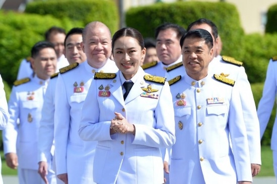 2024年9月7日，泰國總理佩通坦·欽那瓦（前中）及新一屆內(nèi)閣成員在位于首都曼谷的總理府與媒體見面。新華社發(fā)（拉亨攝）