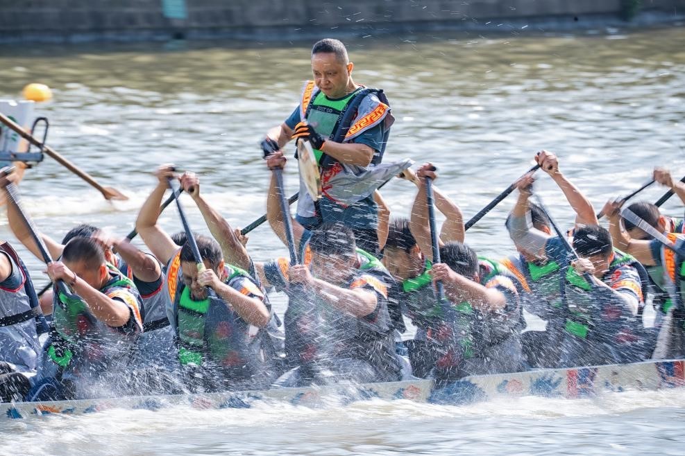 2025年5月27日，浙江寧波云龍鎮(zhèn)，首屆“我們的節(jié)日?端午看云龍”農(nóng)民龍舟邀請(qǐng)賽舉行。（圖片來(lái)源：視覺(jué)中國(guó)）