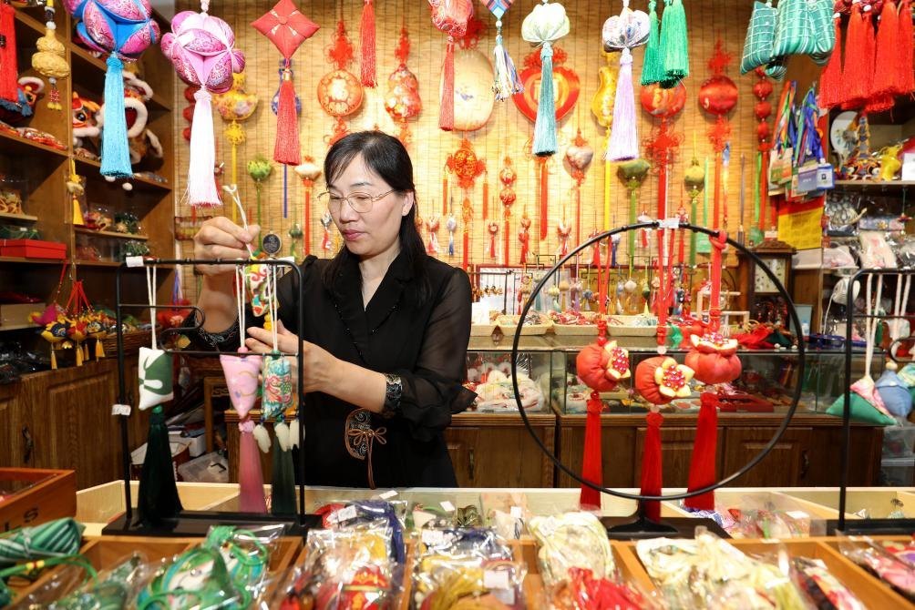 2025年5月25日，安徽省淮北市，非遺香包上貨架。（圖片來(lái)源：視覺(jué)中國(guó)）