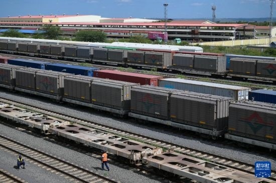 5月31日，在蒙內(nèi)鐵路內(nèi)羅畢站到發(fā)場，鐵路工人在鐵道旁巡檢。新華社記者 楊光 攝