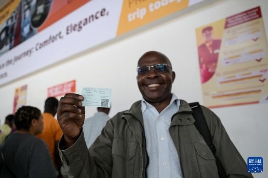 5月31日，在蒙內(nèi)鐵路內(nèi)羅畢站，一名前往蒙巴薩的乘客展示車票。新華社記者 楊光 攝