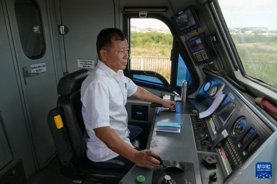 5月31日，在蒙內(nèi)鐵路內(nèi)羅畢站，機(jī)車駕駛員蔣立平在即將開往蒙巴薩的E2次列車上進(jìn)行準(zhǔn)備工作。新華社記者 楊光 攝