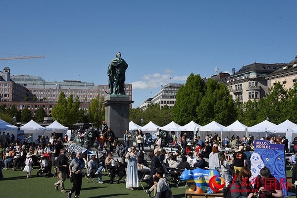 “你好！中國(guó)”端午游園會(huì)在斯德哥爾摩國(guó)王花園廣場(chǎng)舉辦。人民網(wǎng)記者 殷淼攝