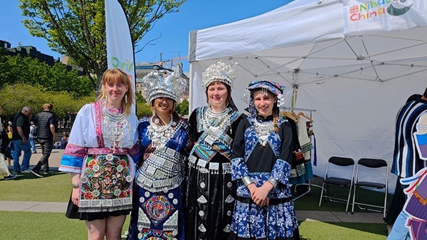 體驗(yàn)苗族傳統(tǒng)服飾。人民網(wǎng)記者 殷淼