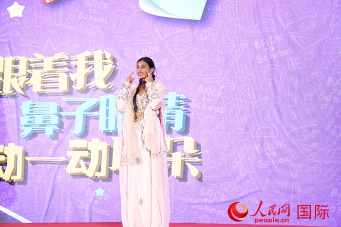 演唱中文歌曲。人民網記者任皓宇攝