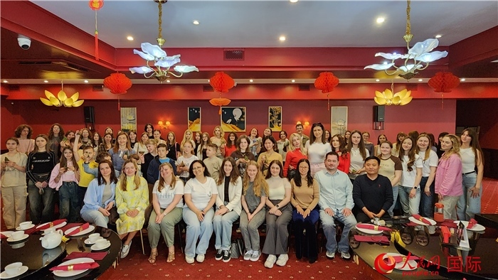 “慶端午學中文”活動全體合照。人民網(wǎng)記者蔡子暢攝