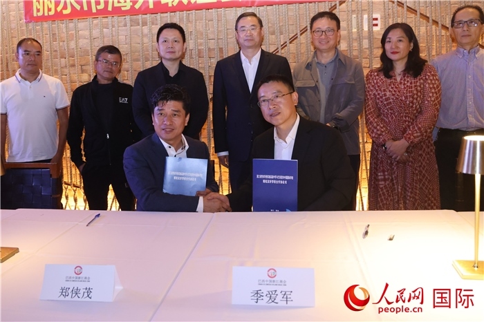 浙江省青田華僑實(shí)驗(yàn)高級(jí)中學(xué)與巴西里約中國國際學(xué)校在座談會(huì)上締結(jié)為友好學(xué)校，青田縣人民政府僑務(wù)辦公室主任季愛軍和擔(dān)任巴西里約中國國際學(xué)校董事長的鄭俠茂作為代表簽署協(xié)議。 人民網(wǎng)記者 時(shí)元皓攝