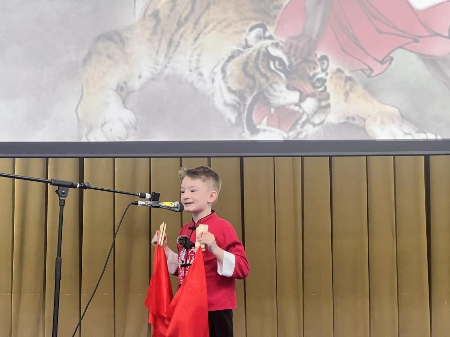 一航表演快板《武松打虎》。布加勒斯特大學(xué)孔子學(xué)院供圖