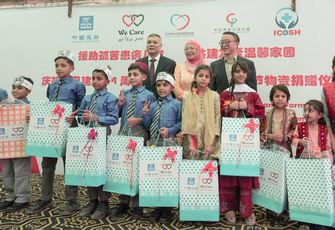 受捐孤兒在儀式上合影留念。瓦加斯·阿赫邁德攝