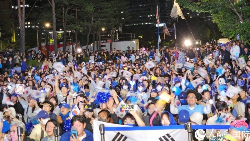 當(dāng)?shù)貢r間4日凌晨，李在明支持者們聚集在國會前等待計票結(jié)果。人民網(wǎng) 柳美鉉攝