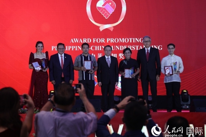 黃溪連大使和菲中了解協(xié)會(huì)主席與榮獲“友誼獎(jiǎng)”的獲獎(jiǎng)?wù)吆嫌傲裟?。人民網(wǎng)記者 樊帆攝