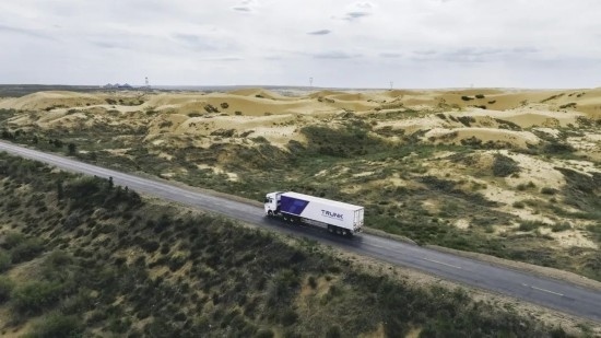 主線科技智能卡車行駛在路上。