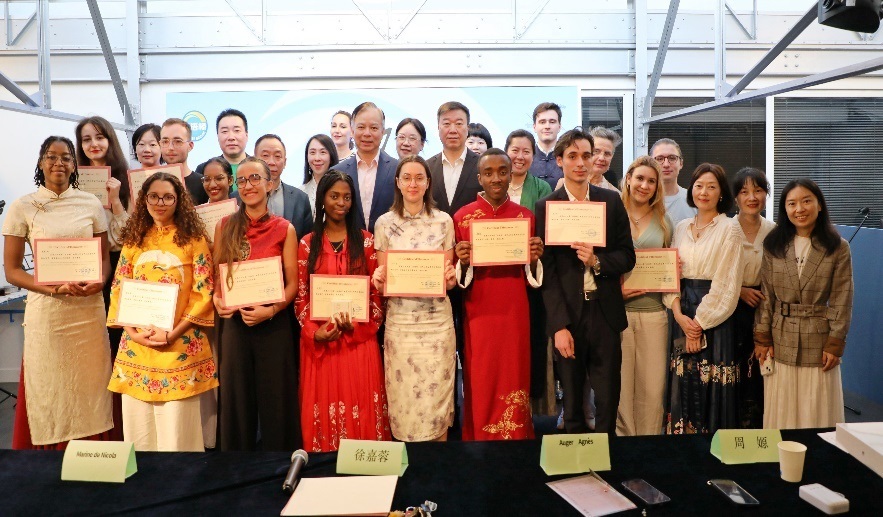 圖1：中國駐法使館公使陳力、教育公參周家貴與比賽師生、評(píng)委合影（圖片：巴黎西岱大學(xué)孔子學(xué)院）